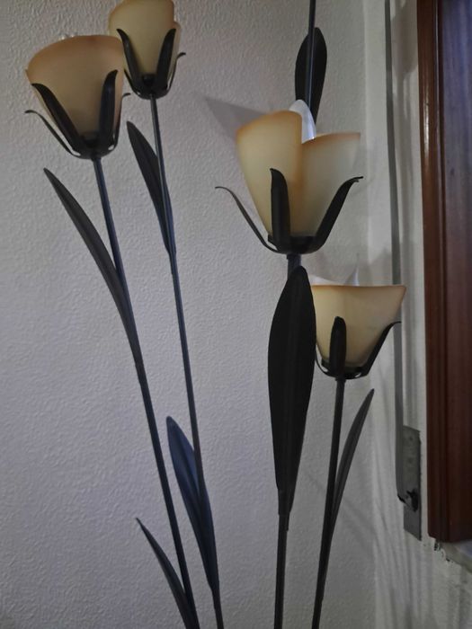 Mesa com 8 cadeiras e Candeeiro Art Deco com 5 lâmpadas