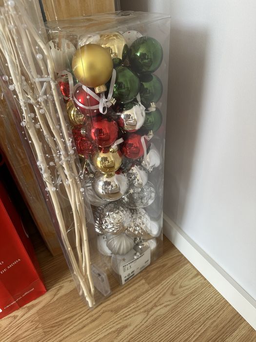 Bolas e pinhas para pinheiro natal