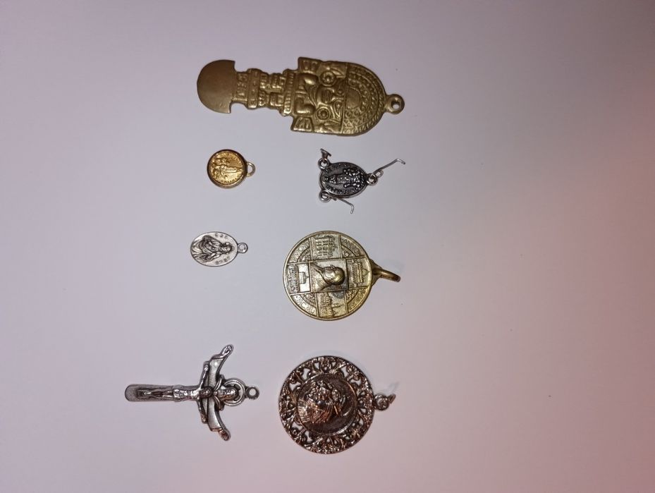 Medalhas e fios religiosos