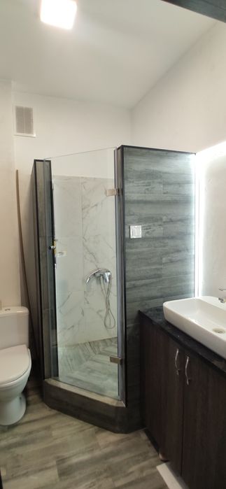 Стеклянные двери(мат) душевые кабины перегородки  изделия из стекла.