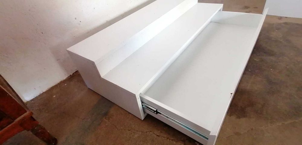 Moveis expositores 2 com gaveta e 1 com espelho