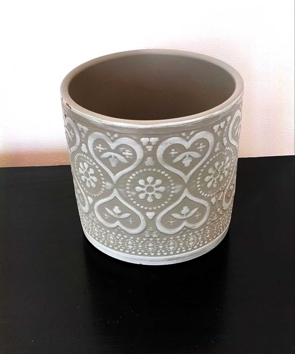 Vaso em barro pintado corações