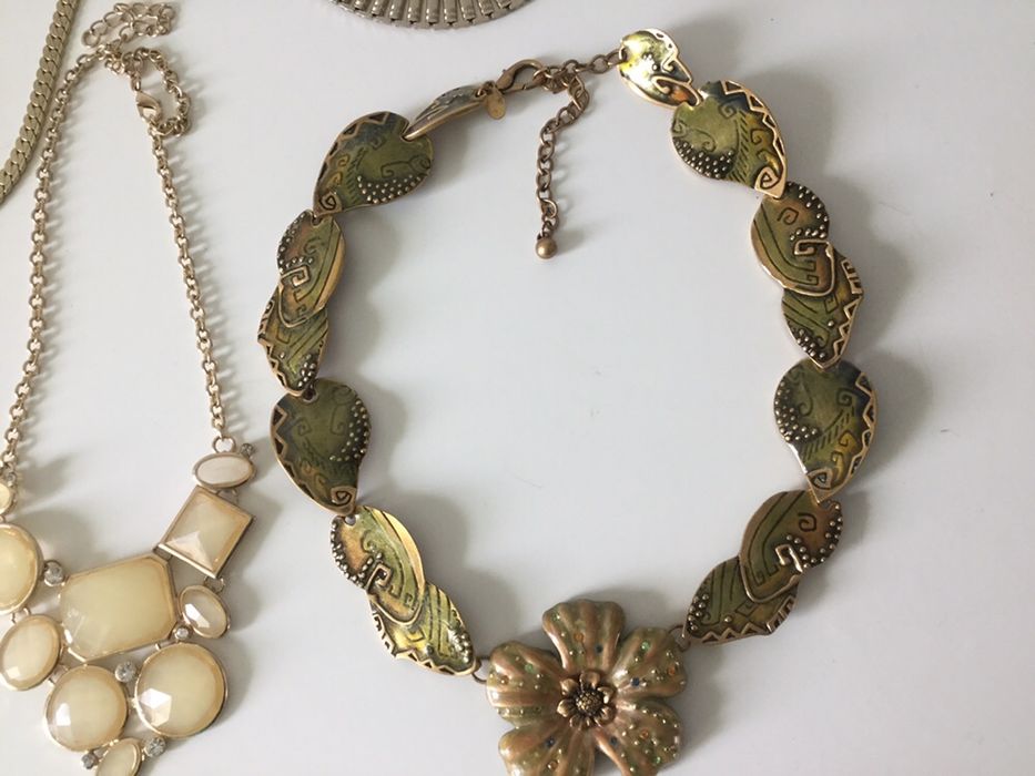 Stara amerykańska biżuteria - naszyjniki wisiorki.