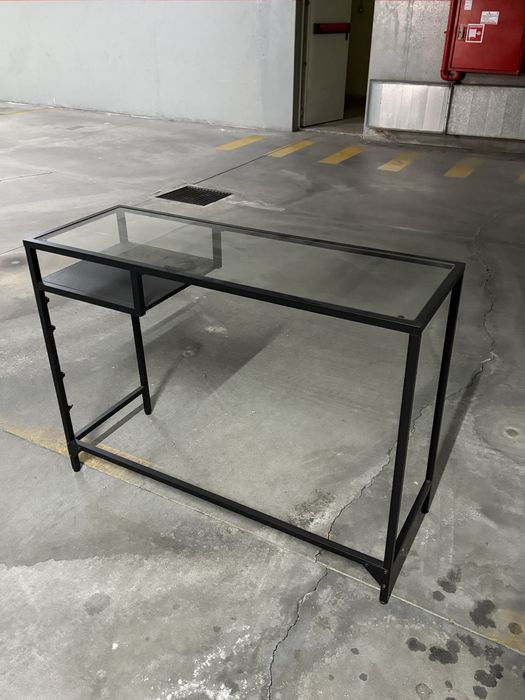 Secretaria preta com tampo em vidro IKEA