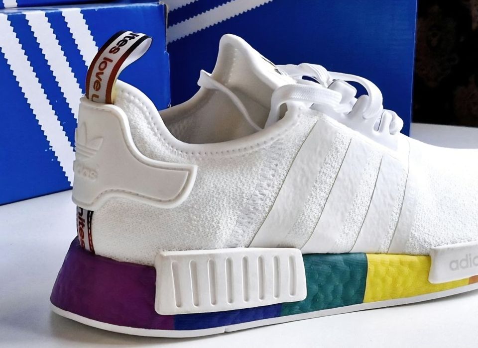 Оригінальні кросівки Adidas NMD_R1 PRIDE