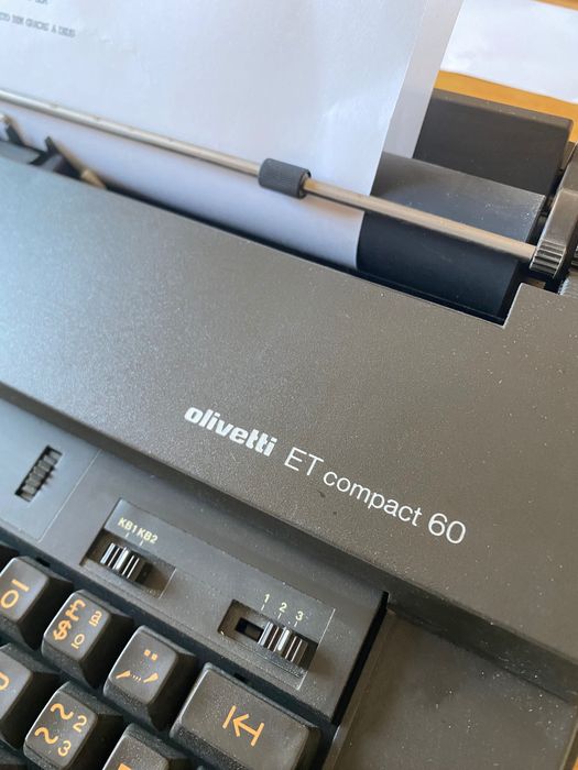 Máquina de escrever elétrica Olivetti ET Compact 60 em muito bom estado.