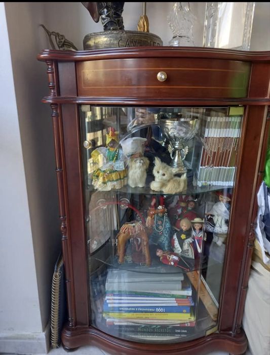 Movel com portas e prateleiras vidro