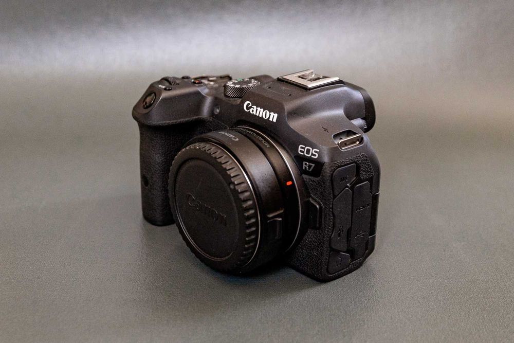 Canon EOS R7 - Poucos disparos, como nova