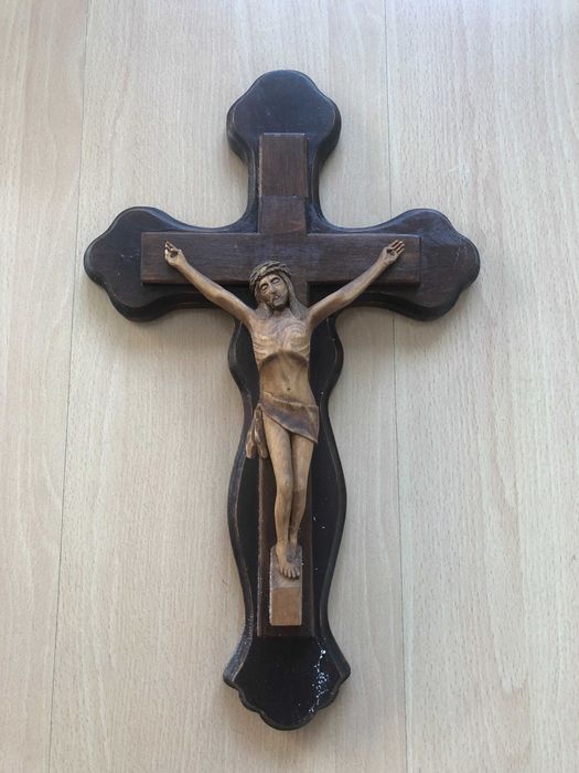 Crucifixo em madeira entalhada / Cristo crucificado – decoração vintage