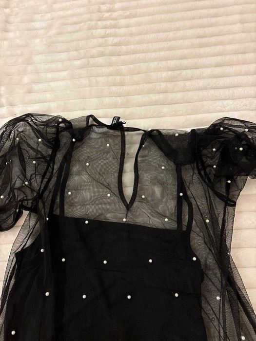 Vestido preto com pérolas