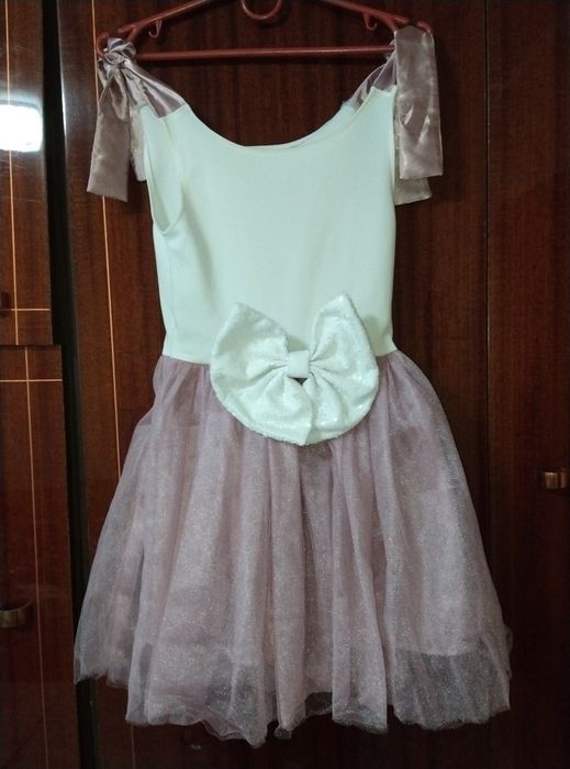 Платье на девочку праздничное