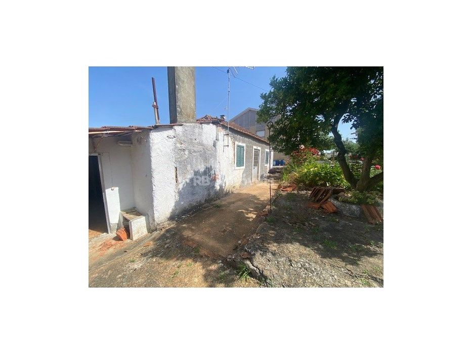 Moradia para recuperar com Garagem e Terreno - Fungalvaz, Torres Novas — Assentiz, Santarém