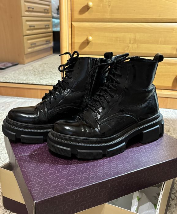 Ботинки лакові чорні