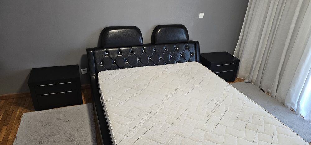 Cama com 2 mesas de cabeceira