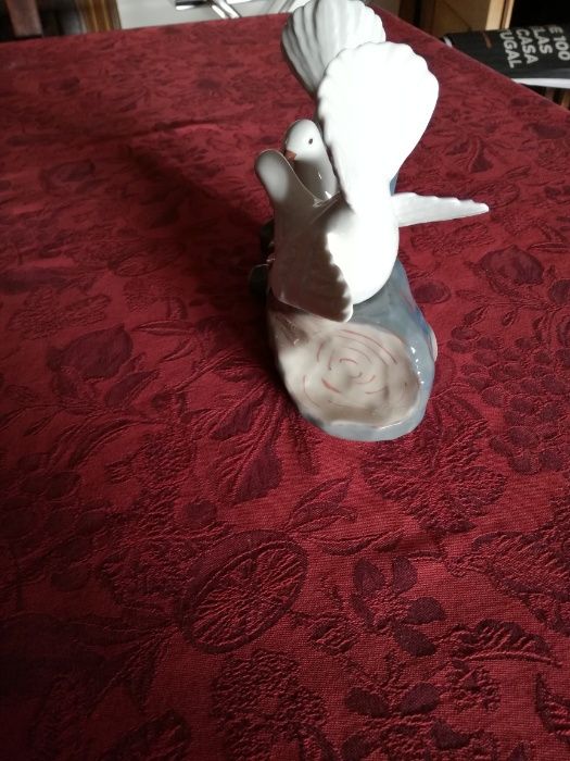 Estatueta das pombinhas