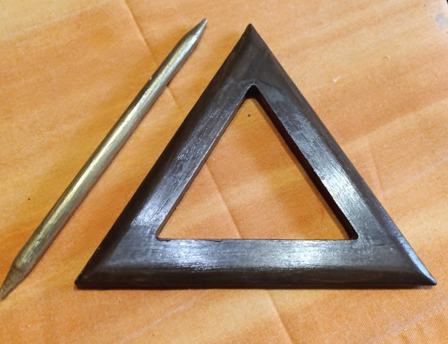 Triangulo Madeira c/travessão, para embrace de cortinas