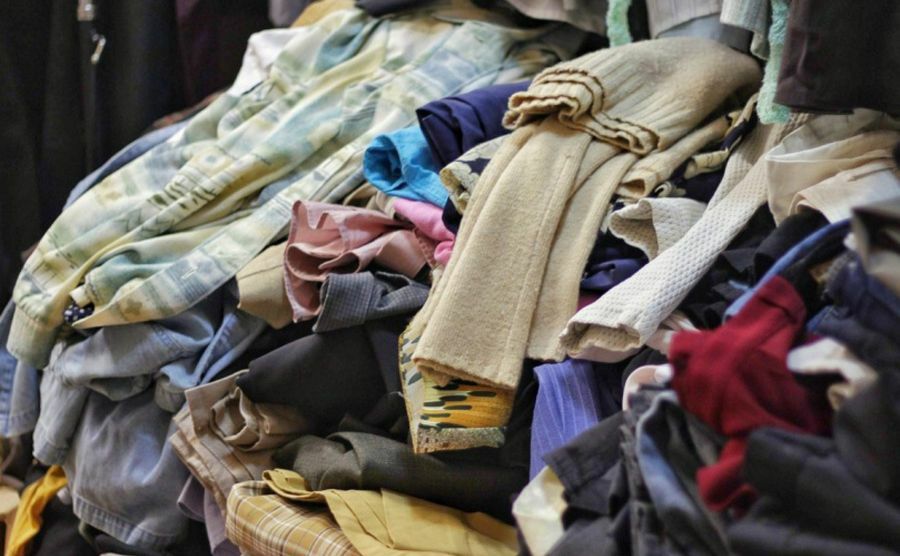 Віддам на переробку старий одяг, постіль, тюлі, тканини