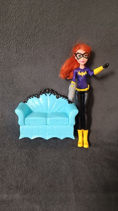 Кукла Mattel  Super Hero Girls Batgirl (Бэтгёрл) и диван  Coffin Bean от компании Mattel.Барби