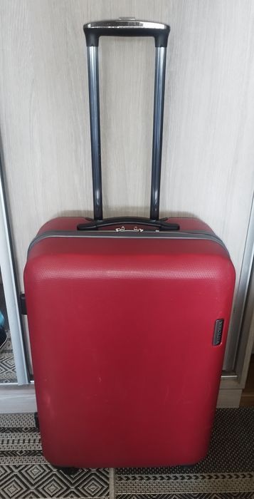 Sprzedam w dobrym stanie średnią walizkę firmy Wittchen wym.67#49#25cm