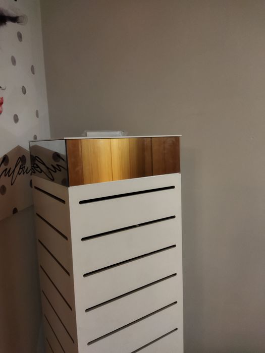 Montras, expositores e vitrines