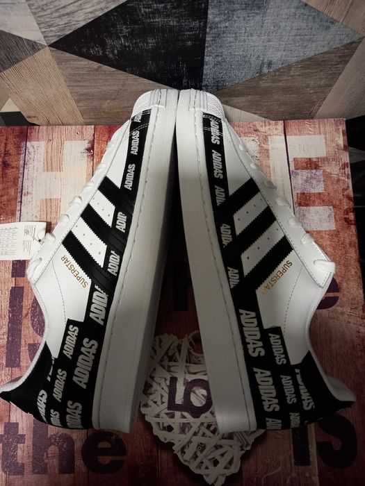 Adidas Superstar z grafiką.