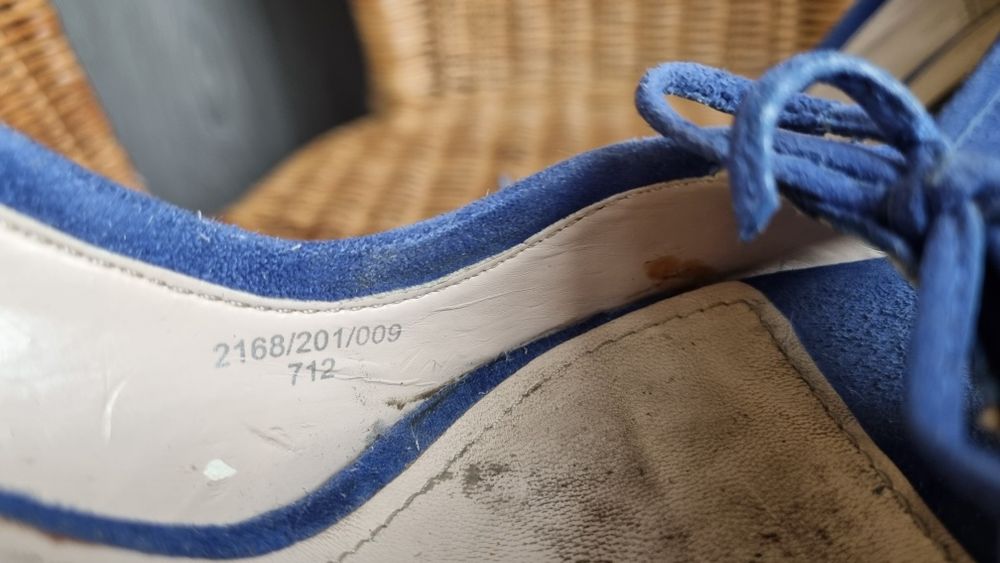 Niebieskie buty na obcasie z odkrytymi palcami