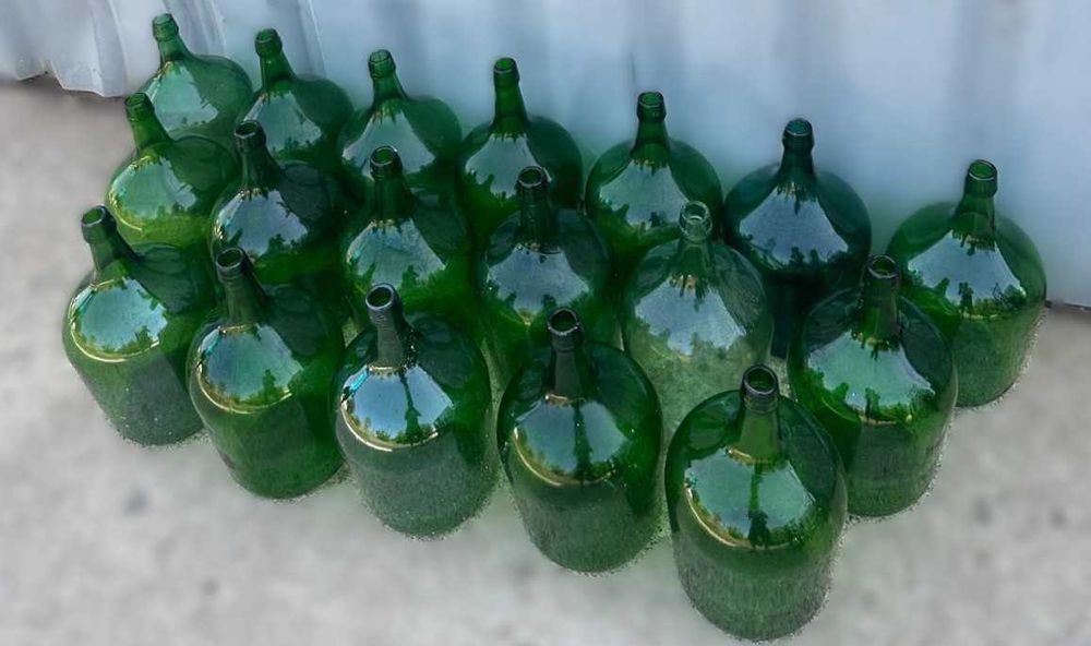 Garrafões antigos de 5 Litros, castanhos e verdes