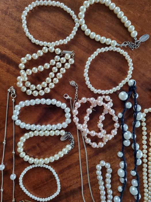 Naszyjnik, bransoletki i kolczyki ze sztucznych perełek.