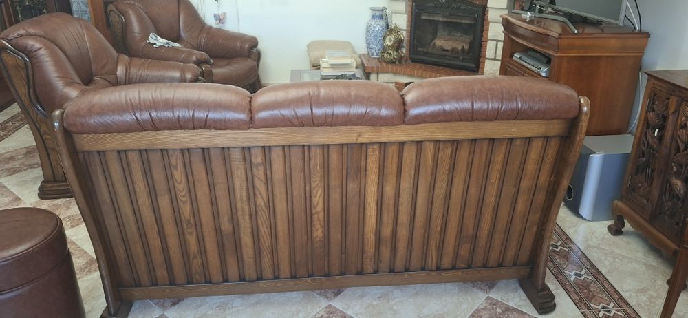 Conjunto de sofás (1+2), em couro genuíno e em muito bom estado.