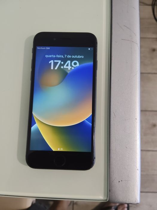 Vendo iPhone 8 64gb com carregador e cabo cor preto