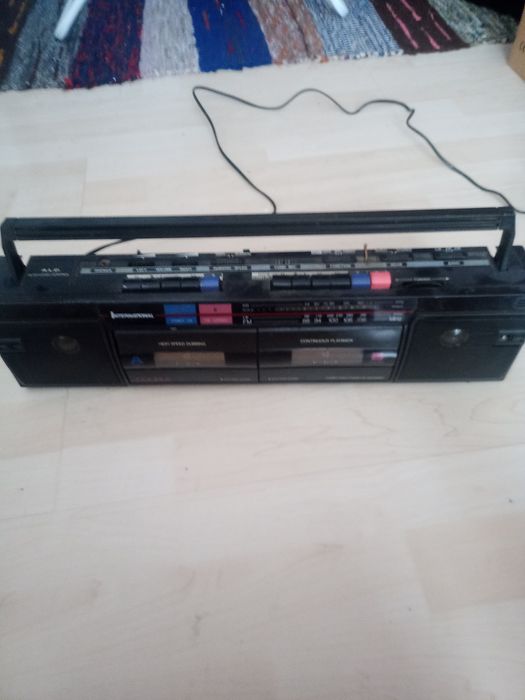 Sprzedam tanio stary radiomagnetofon na kasety uszkodzony