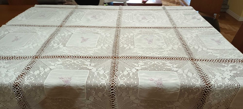 Toalha de mesa de linho e renda