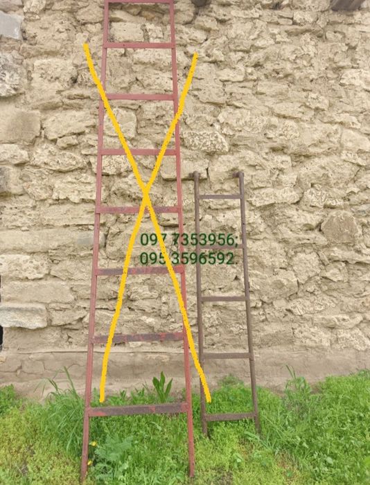 Тележка, лестница металлическая, канистра пластиковая.