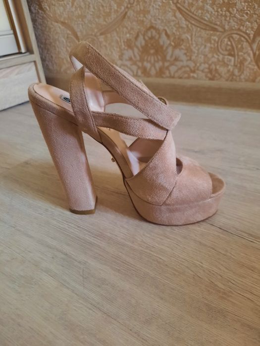 Продам жіночі босоніжки