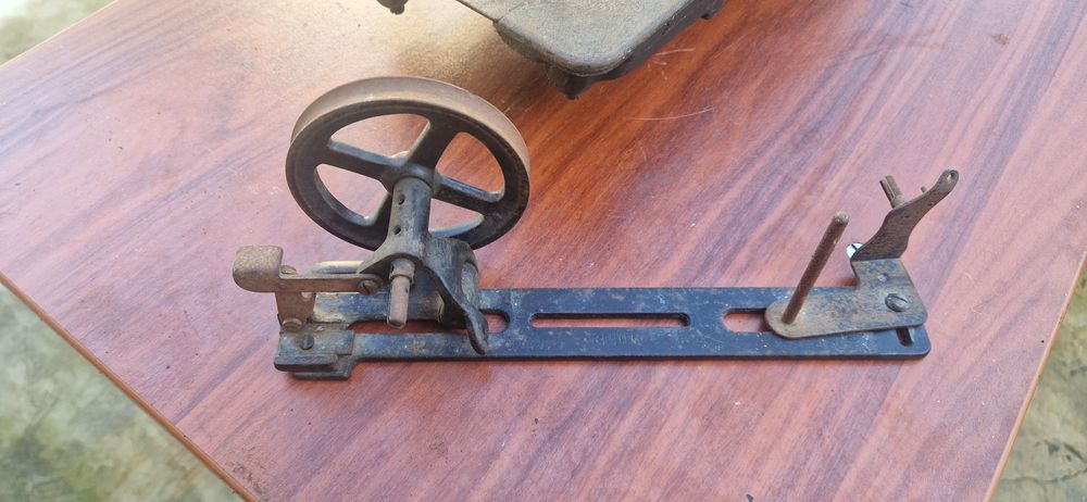 Máquina de costura antiga. Marca PFAFF.