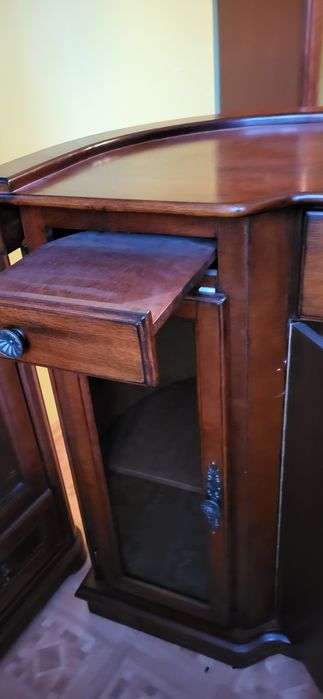 Barek  i regałe podświetlanym na wino i kieliszki