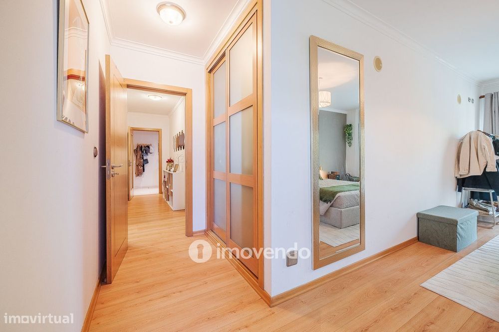 Apartamento T2 moderno, com garagem e varanda enorme, na Malvarosa