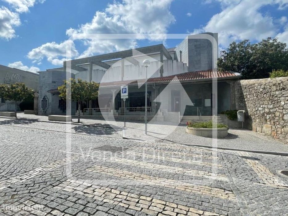 Prédio urbano, destinado a comércio e serviços, em Aguiar da Beira... — Aguiar Da Beira E Coruche, Guarda