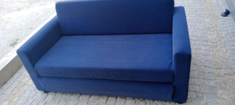 Sofá  em tom de azul escuro