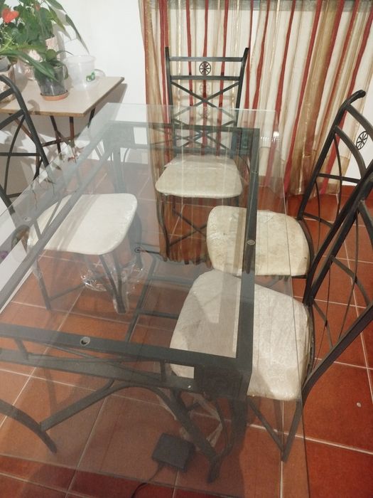 Mesa de vidro com 6 cadeiras