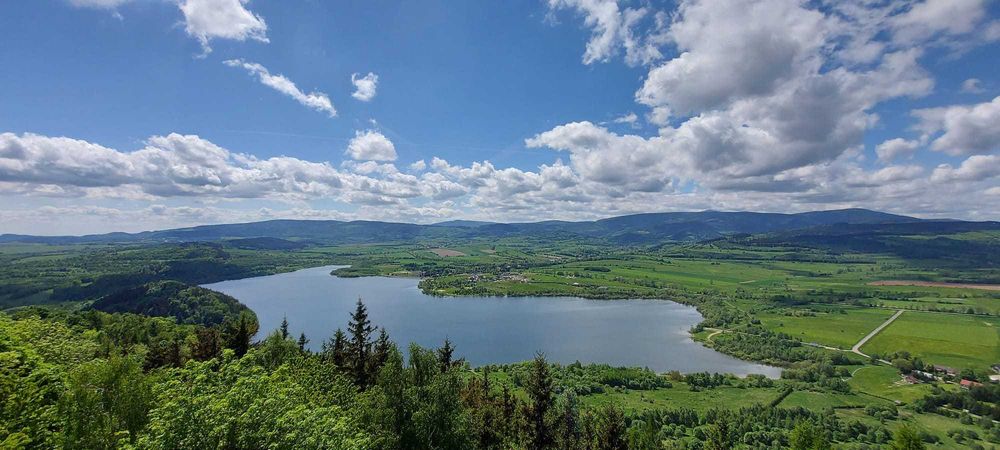 Domek w górach nad wodą