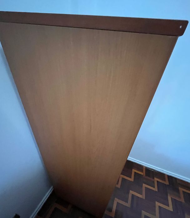 Móvel de quarto com gavetas