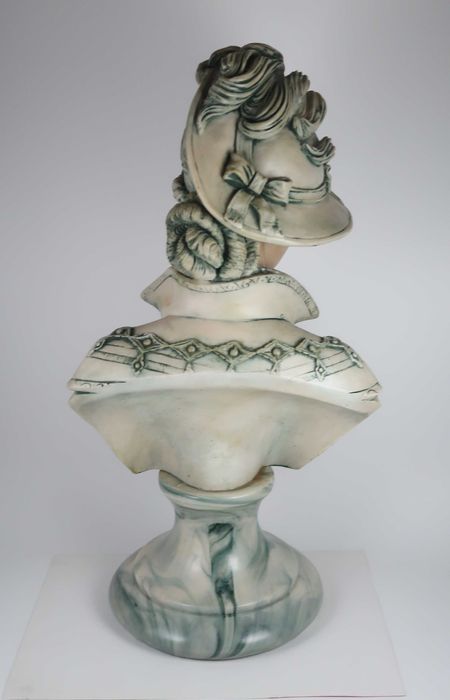 Busto de dama com chapéu