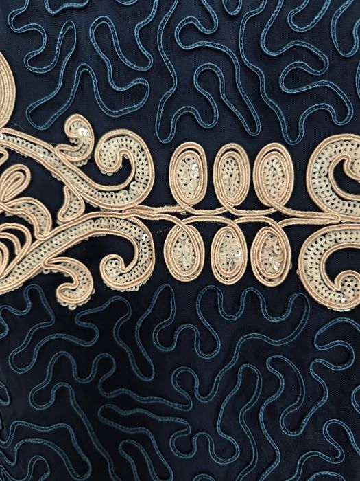 Vestido Azul Marinho com Bordados Soutache e Paetês – Deslumbrante e muito rico em detalhes