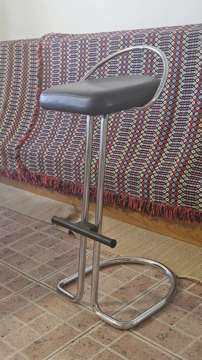3 Bancos Vintage em Metal Cromado e Cabedal