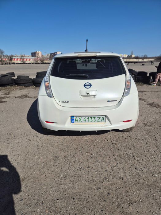 Nissan Leaf электромобиль