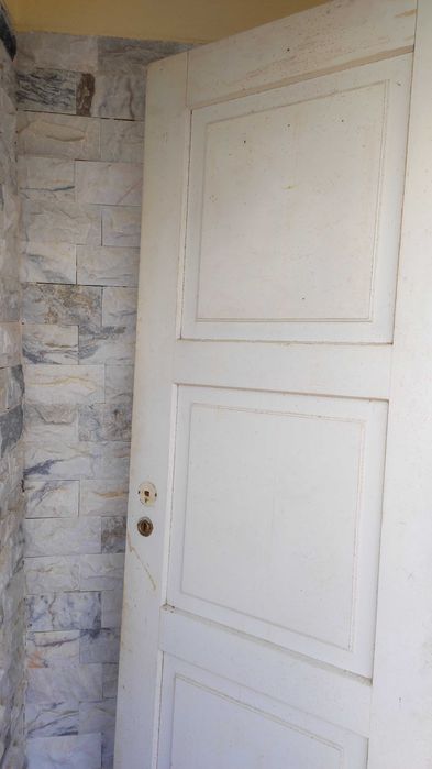 Portas de exterior em madeira maciça e portas de interior