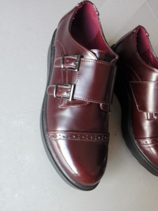 Elegante e discreto sapato bordeaux