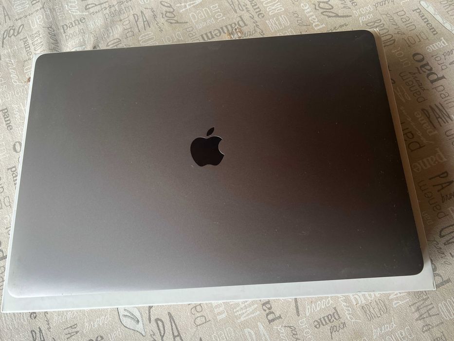 MacBook Pro 15" - 2.9 GHz i7, 1 TB SSD, new battery and keyboard.64729827647489123