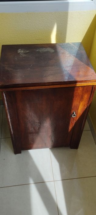 Швейна машинка в тумбочці